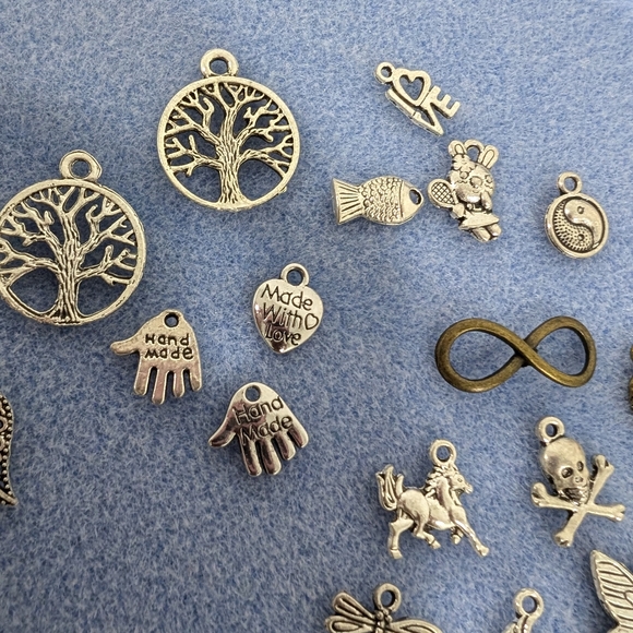 Over 100 charms - Picture 4 of 6
